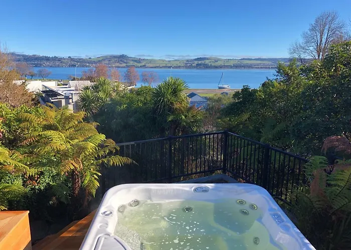 Bayview Lake Taupo
